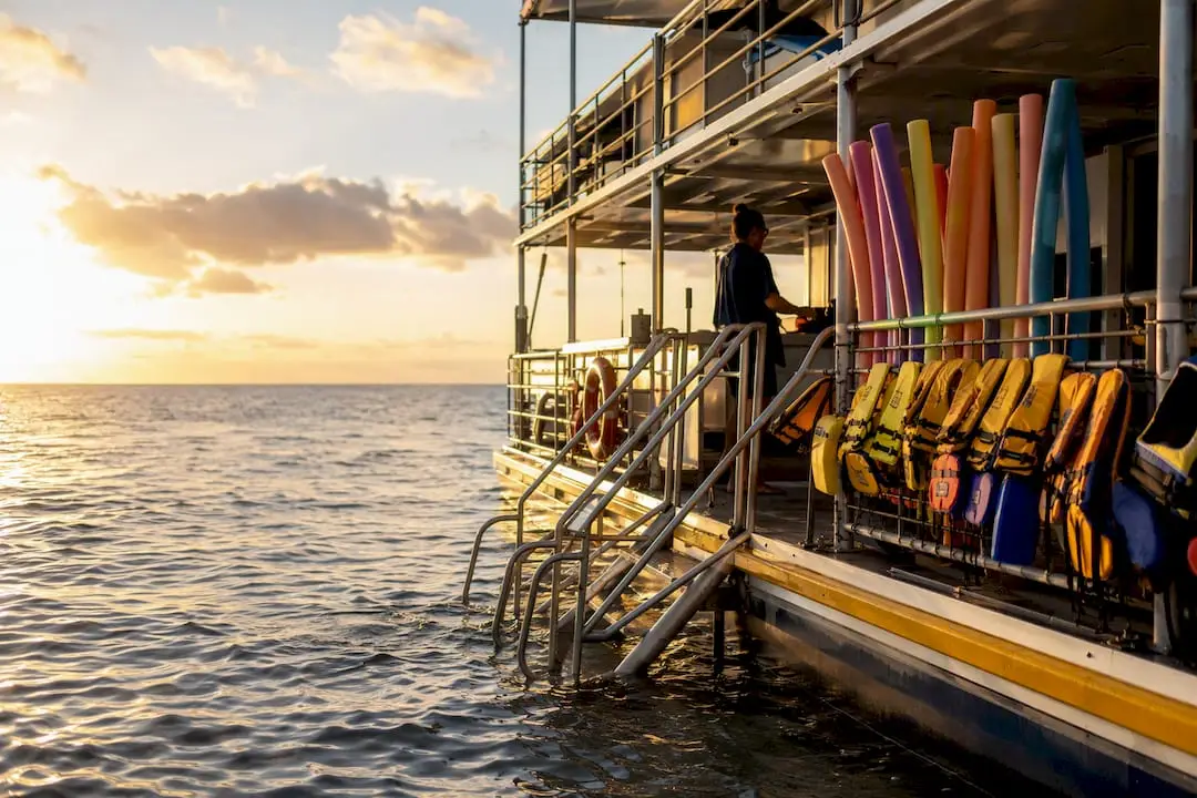 Reef pontoon with flotation aids in clear water